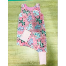 Kamáslis rózsaszín zebrás-elefántos tipegő hálózsák