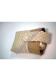 Bézs pöttyös csatos pelenkatároló