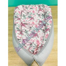 Babafészek - szürke-rózsaszín kolibris + Waffle darázsszövet Babafészek - szürke-rózsaszín kolibris + Waffle darázsszövet