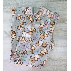 Szürke alapon ugató kutyás orvosi nadrág