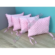 Világos rózsaszín minky-s párnás rácsvédő